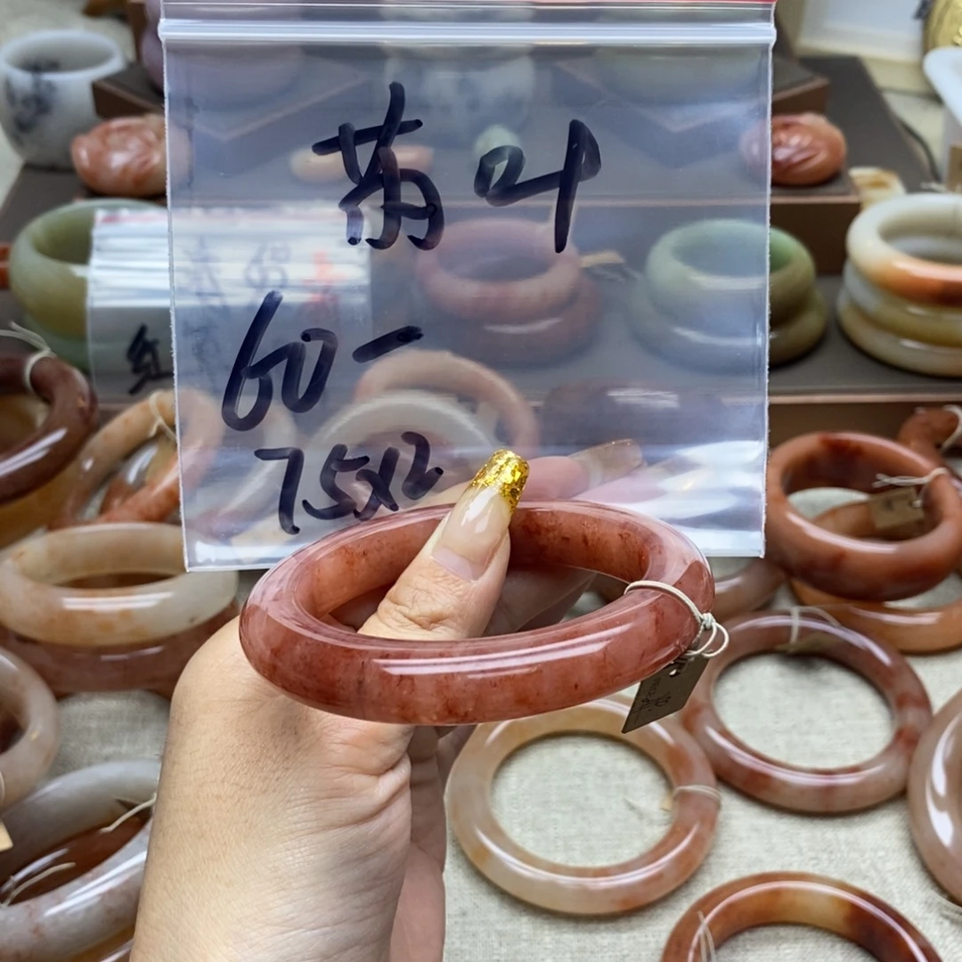 苏***叶石英质玉未镶嵌手镯