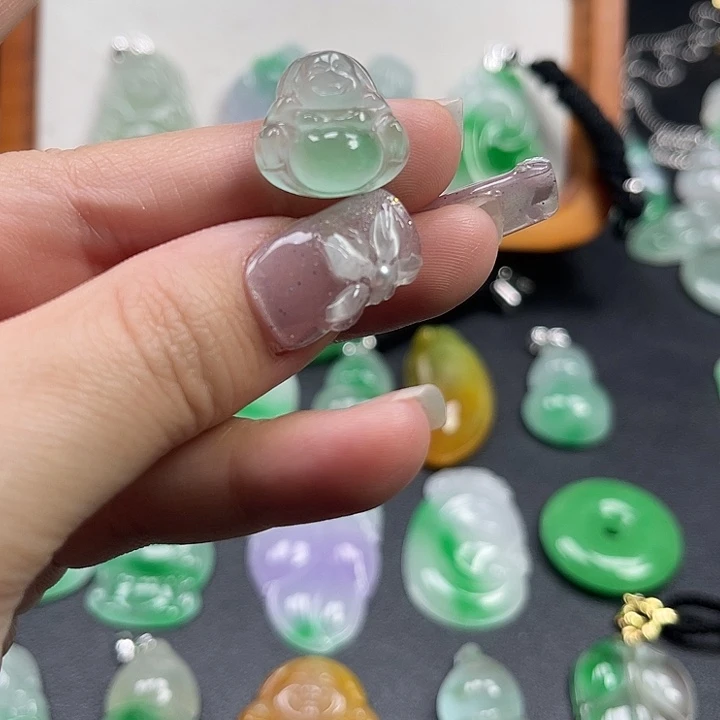 翡翠未镶嵌颈饰佛公