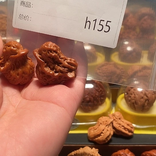 文玩核桃吊坠是***。小鸟