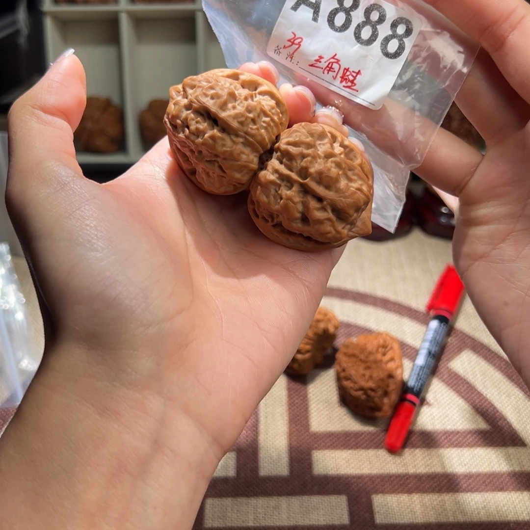 39四开背三角蛙文玩核桃