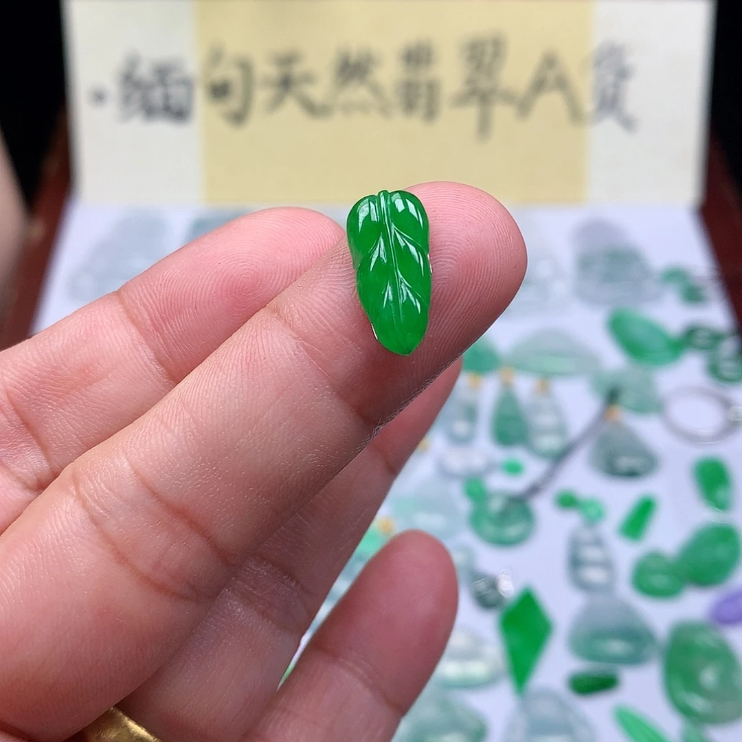 翡翠裸石缅甸天然A货翡翠阳绿叶子