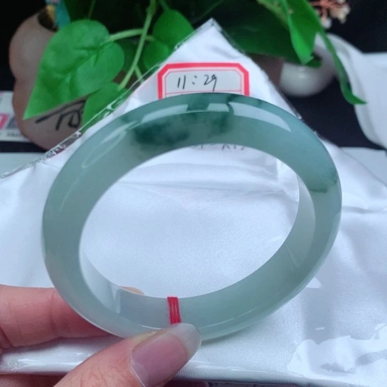 翡翠手镯未镶嵌      正圈57+ 飘花