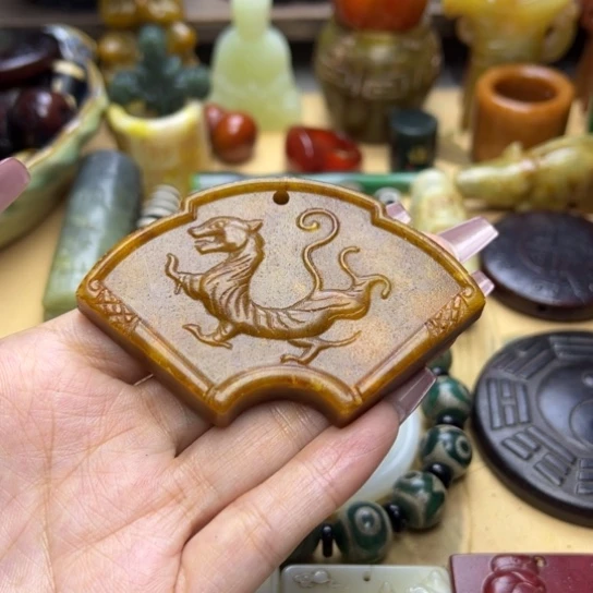 蛇纹石玉未镶嵌颈饰