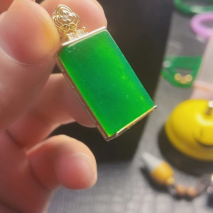 翡翠14K金镶嵌颈饰