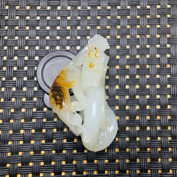 新疆和田玉 双龙护主镂空精美手工仿古俏色雕刻