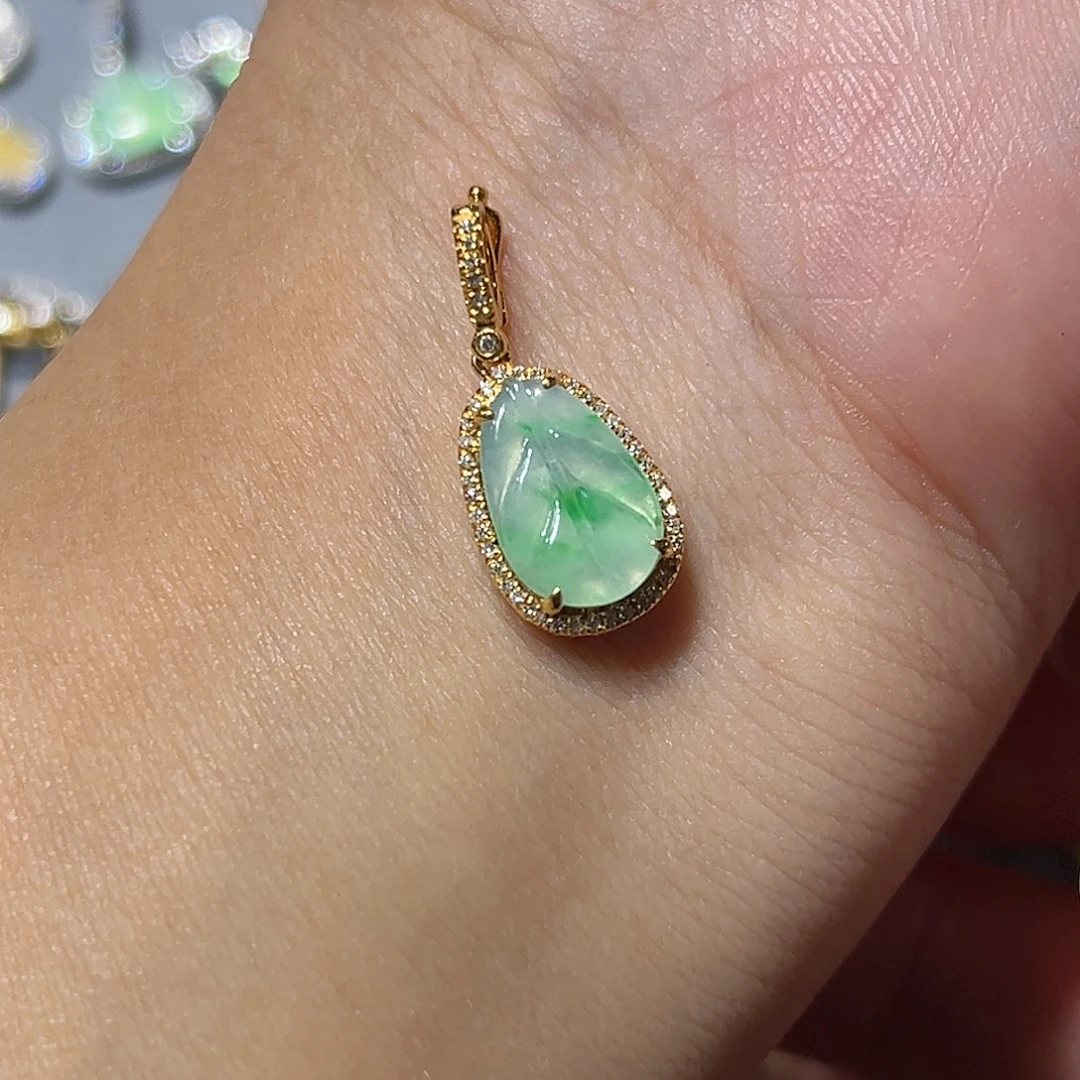 翡翠18K金镶嵌颈饰