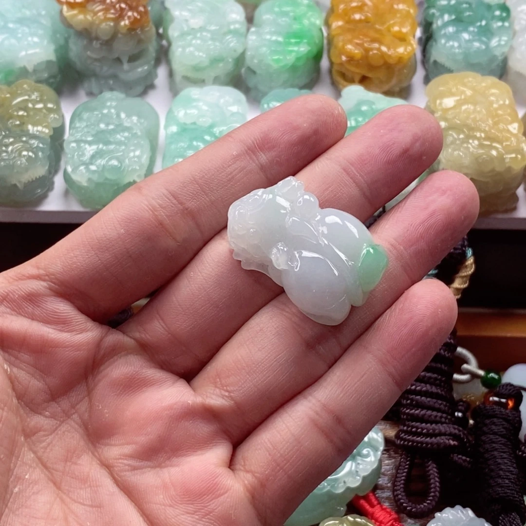 翡翠未镶嵌颈饰貔貅