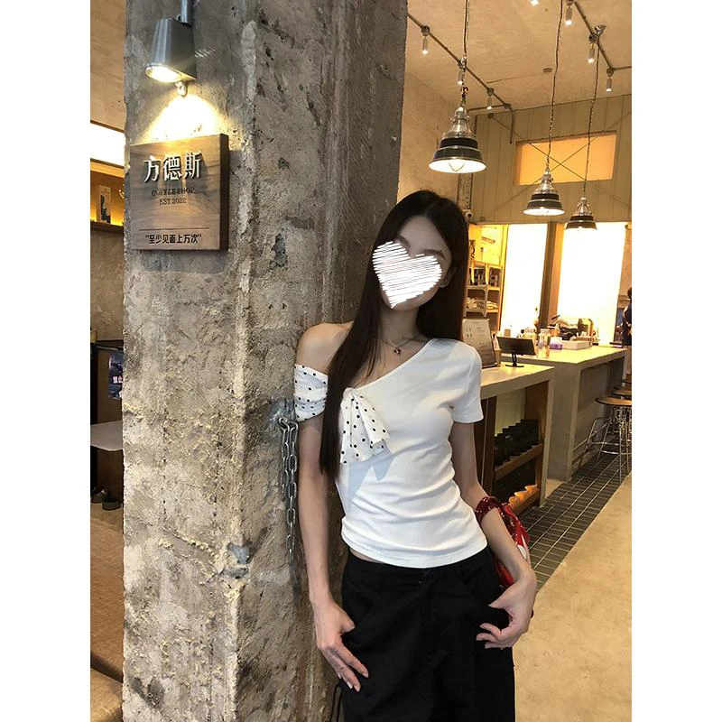 春夏韩系设计感纯欲风蝴蝶结白色波点斜肩t恤2025夏新款显瘦上衣