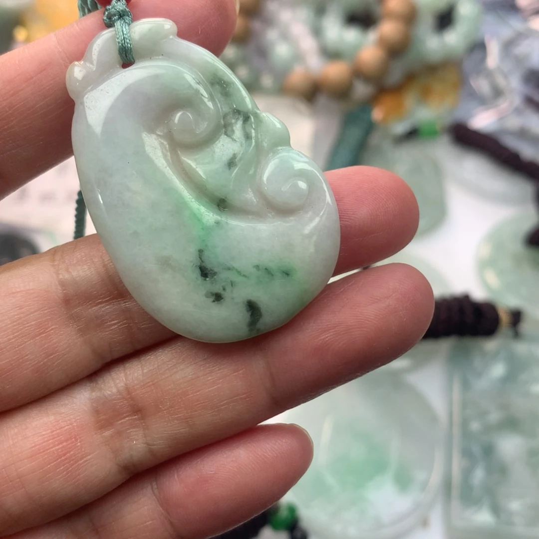 翡翠未镶嵌颈饰是