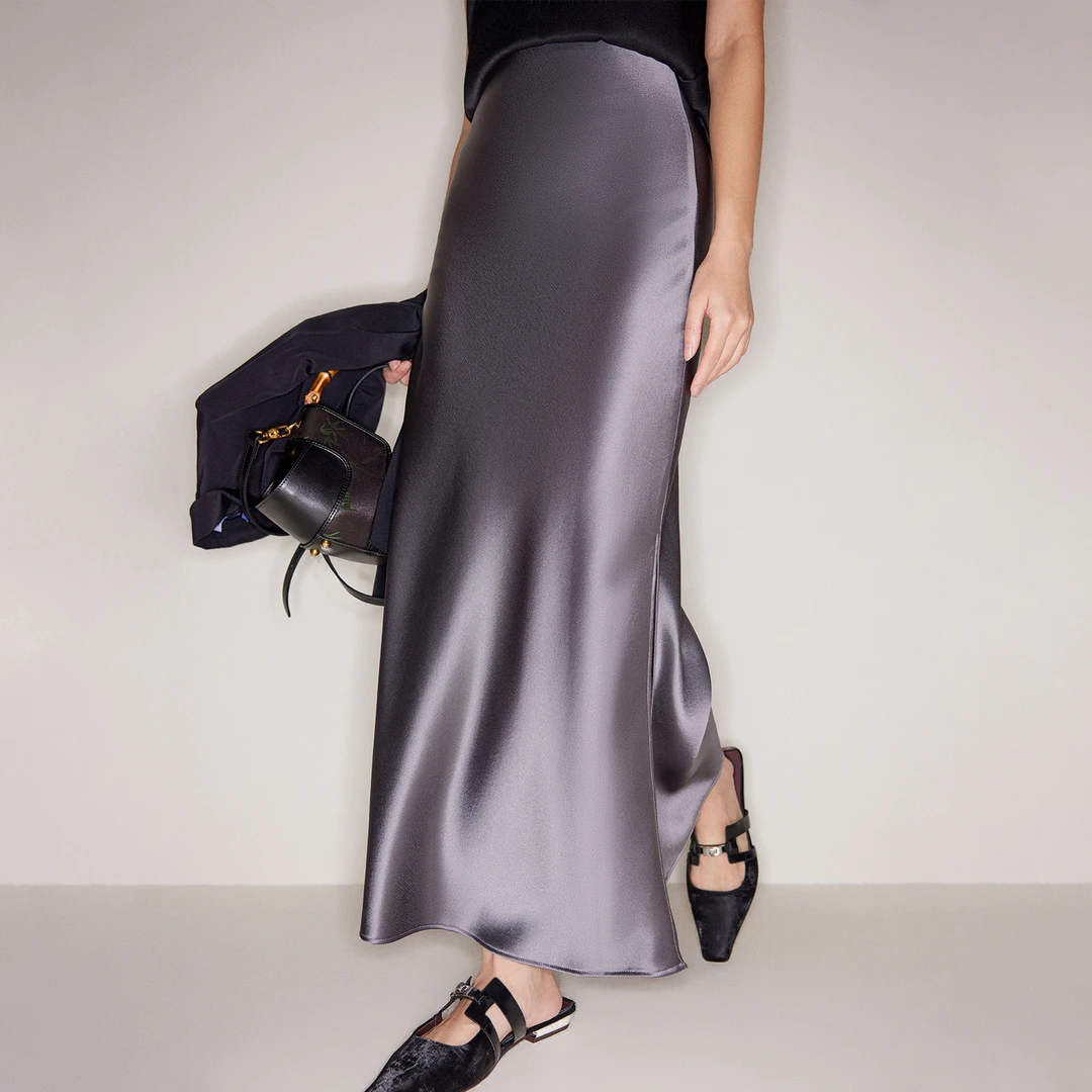 小虫"颜霸"半裙贵气感通勤飒美珠光醋纤高定修身半身裙T24XBQ010