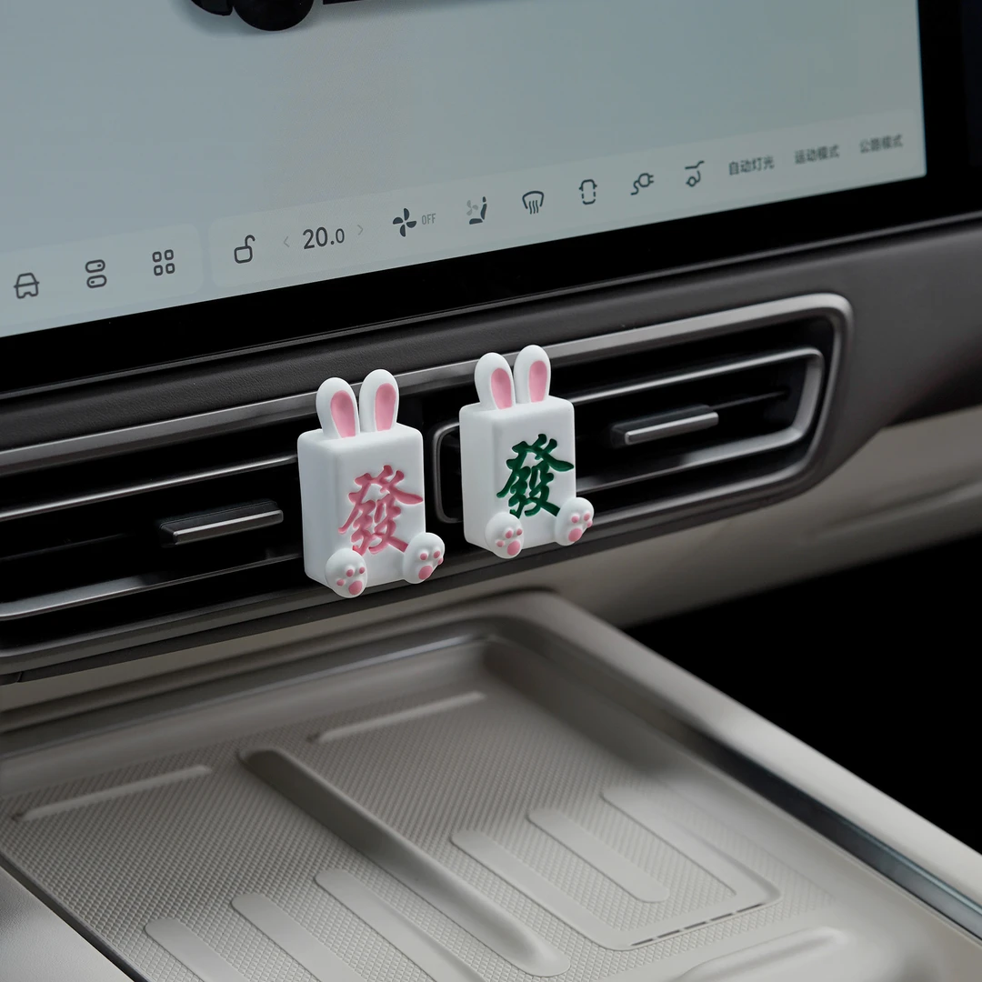 车载出风口香薰兔兔小麻将创意装饰扩香石可爱香氛摆件高级感女款
