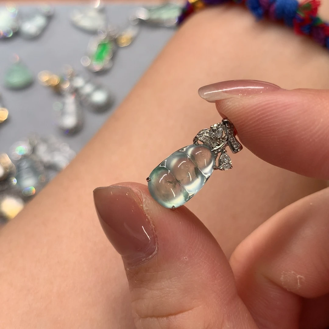 翡翠18K金镶嵌颈饰吊坠