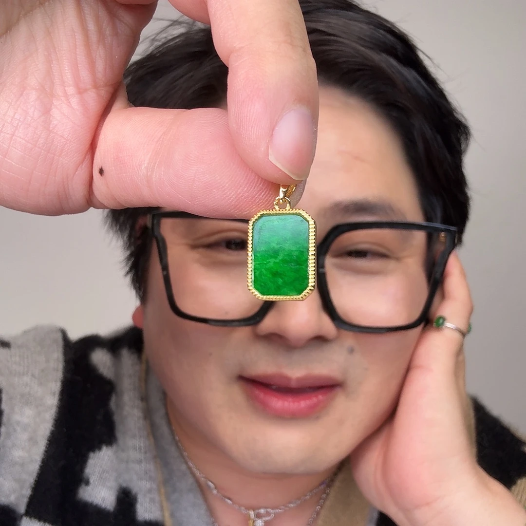 翡翠未镶嵌颈饰一件