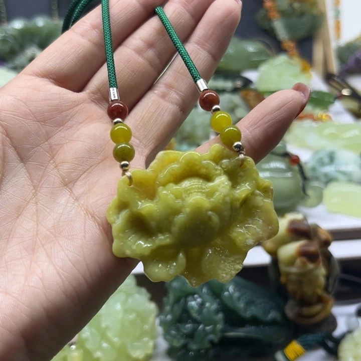 蛇纹石玉未镶嵌颈饰