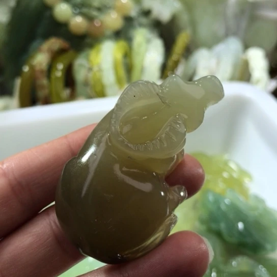 岫玉未镶嵌小手把牛