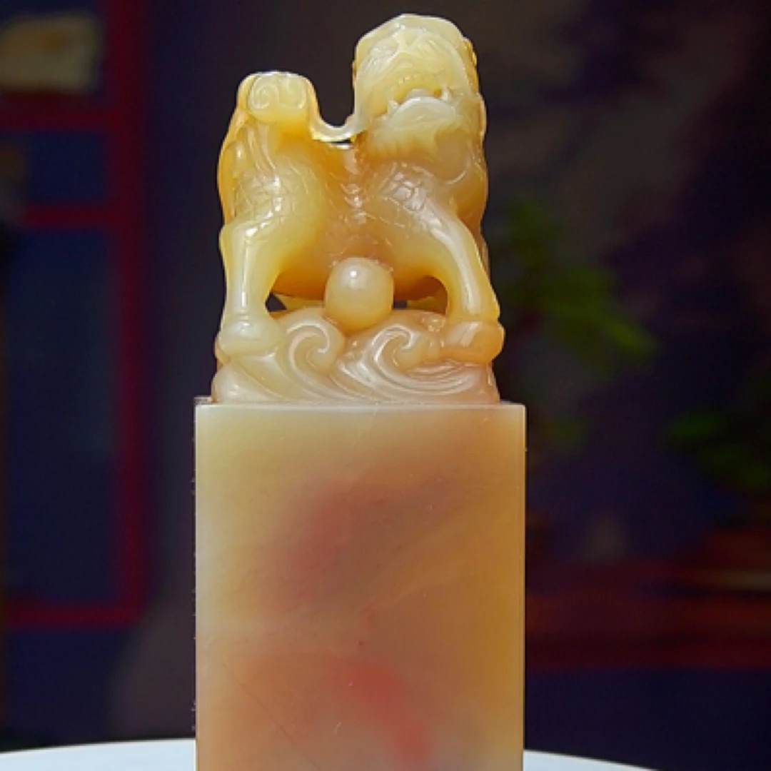 田黄石寿山石印章，麒麟送经