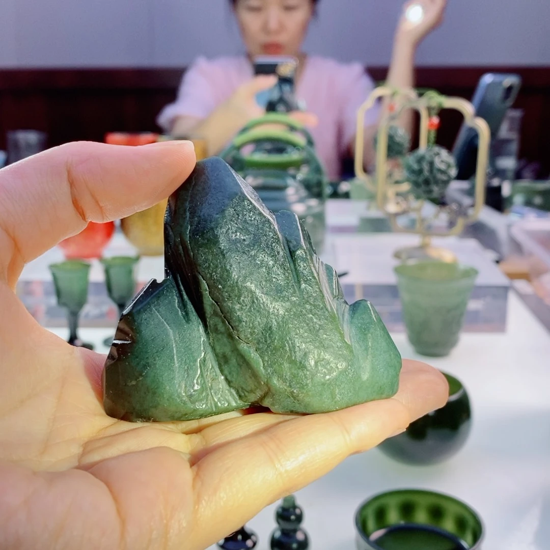 未镶嵌和田玉（青玉）摆件