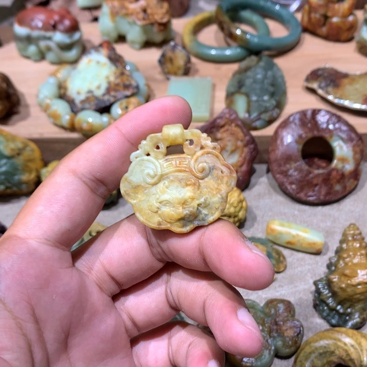 未镶嵌岫岩河磨玉（透闪石质玉）挂件