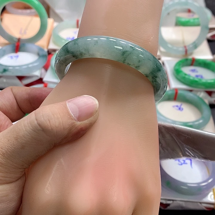 翡翠手镯未镶嵌翡翠