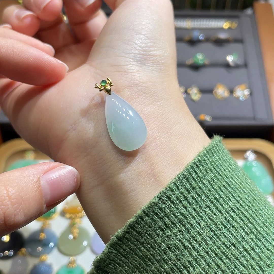 翡翠吊坠(不含链)18K金镶嵌飘绿水滴