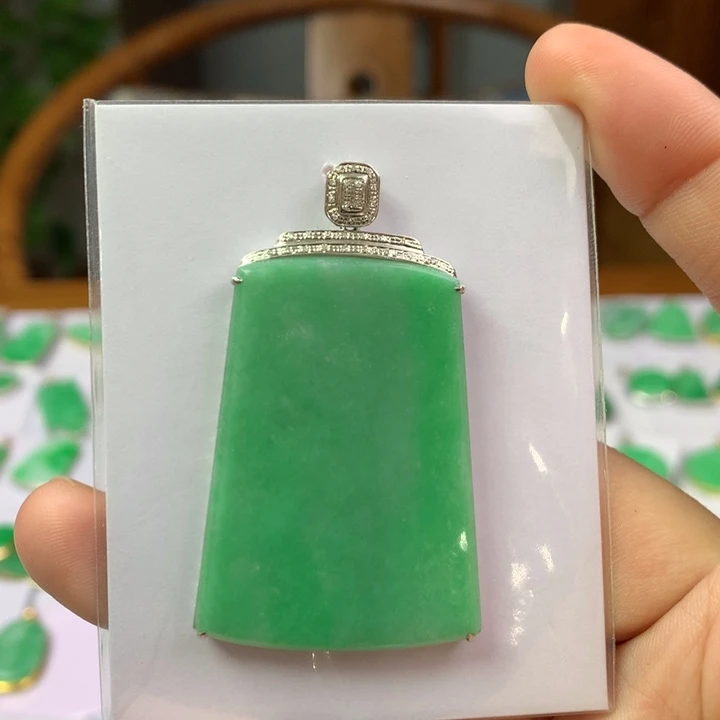 翡翠18K金镶嵌颈饰翡翠吊坠