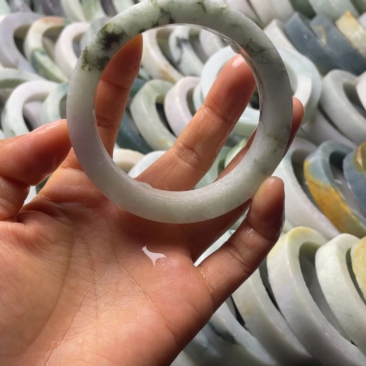 定制翡翠未镶嵌翡翠手镯