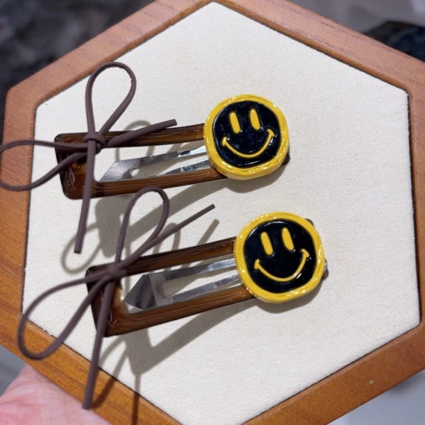 F373黄色笑脸咖色冰透侧边夹一对