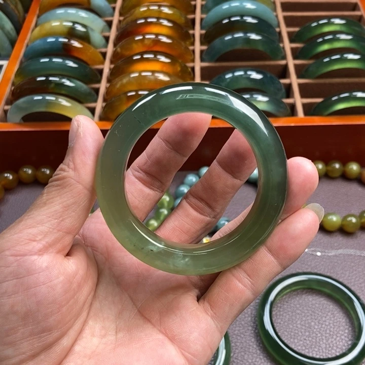 蛇纹石玉未镶嵌手镯来***片