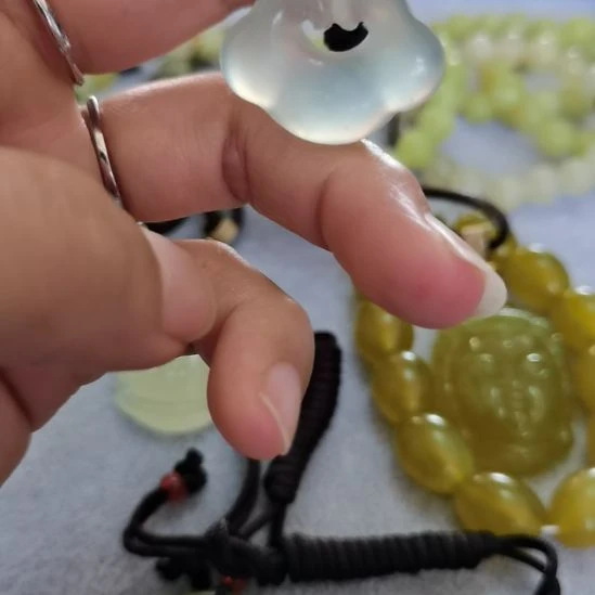 未镶嵌蛇纹石玉吊坠