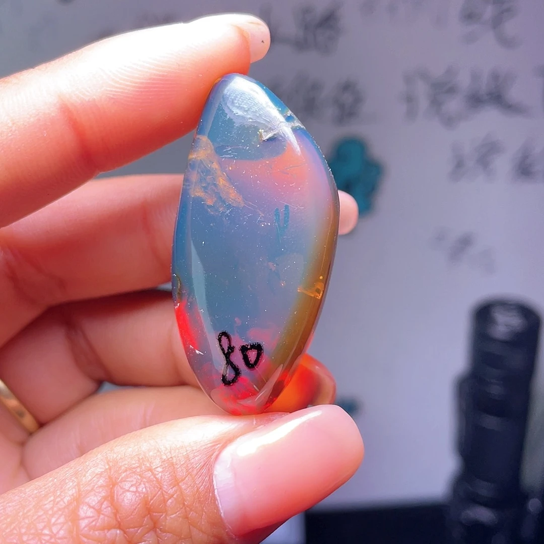 琥珀裸石未镶嵌？