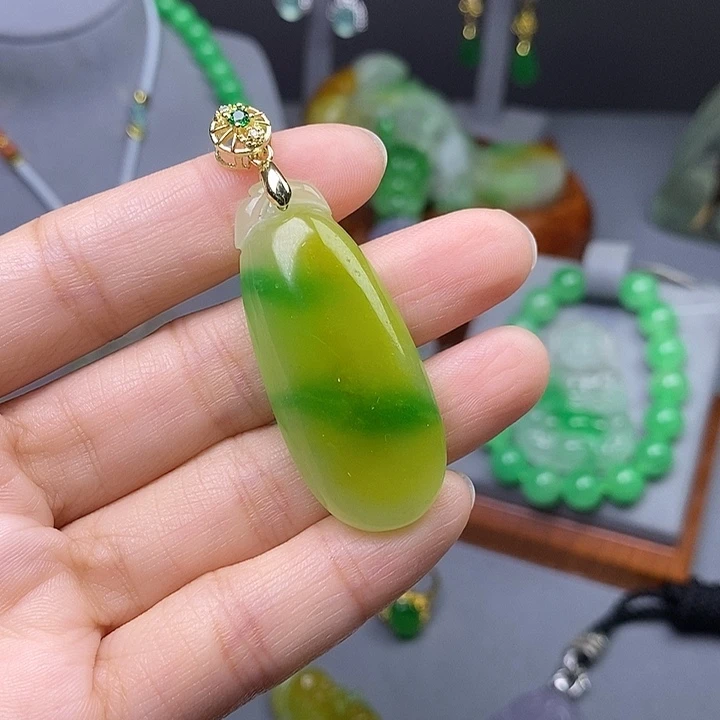 翡翠未镶嵌吊坠(赠链)