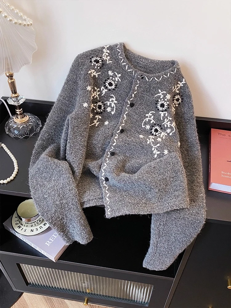 2025秋季时髦软糯气质毛衣针织开衫女高级感百搭甜美灰色纽扣外套