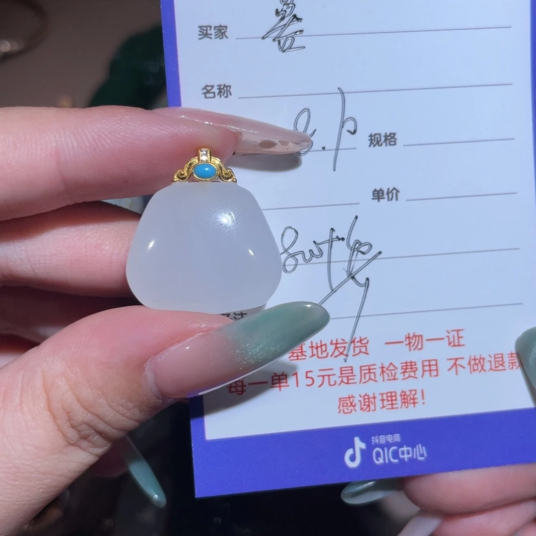 和田玉18K金镶嵌颈饰暮**钟