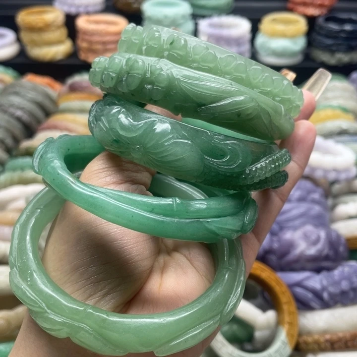 张***猪石英岩玉未镶嵌手镯