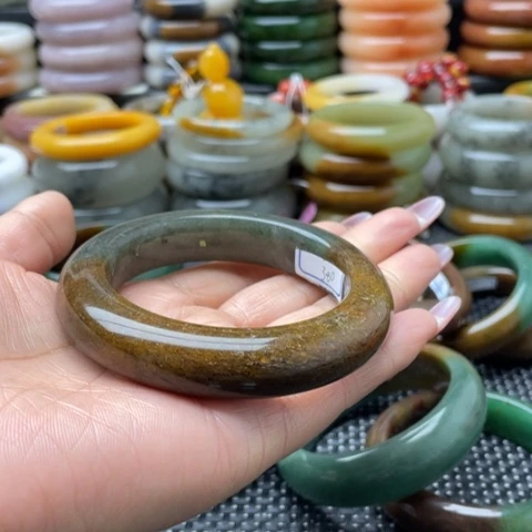 未镶嵌手镯石英岩玉