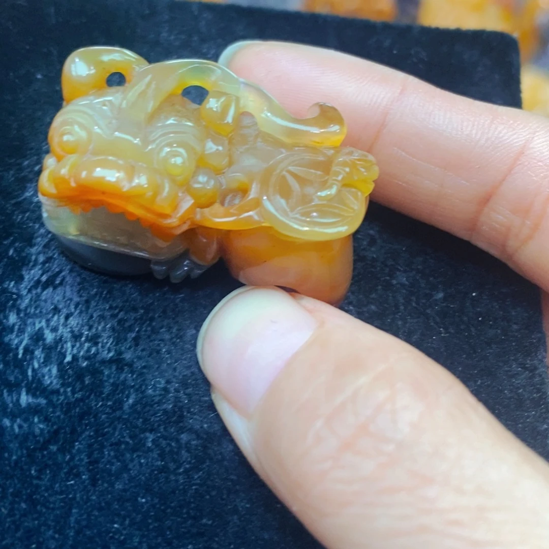 未镶嵌石英质玉（黄龙玉）颈饰