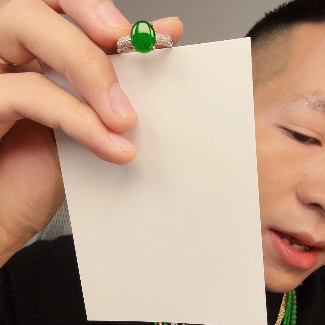 翡翠未镶嵌颈饰一件