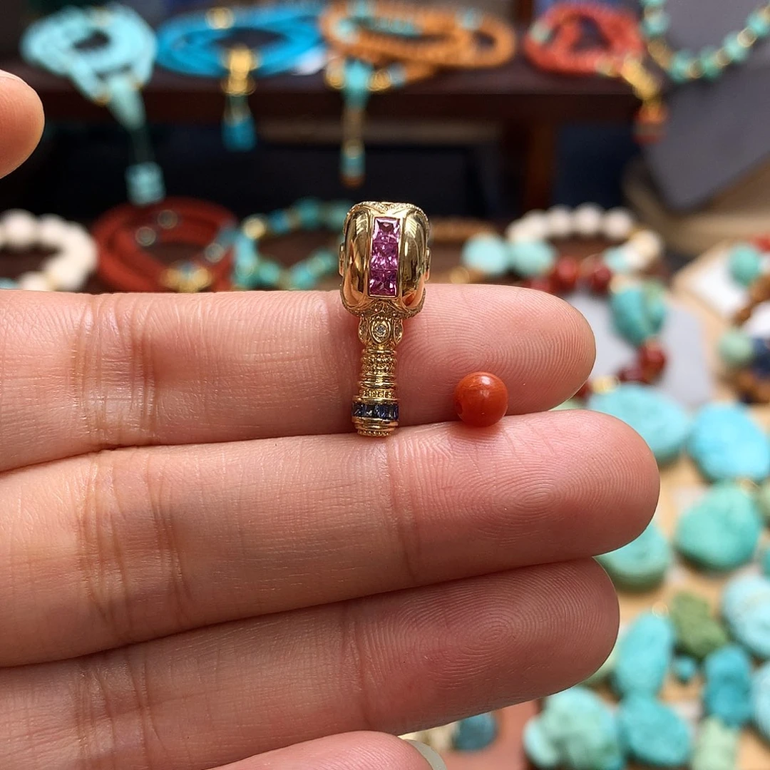 18K金镶嵌南红玛瑙挂件