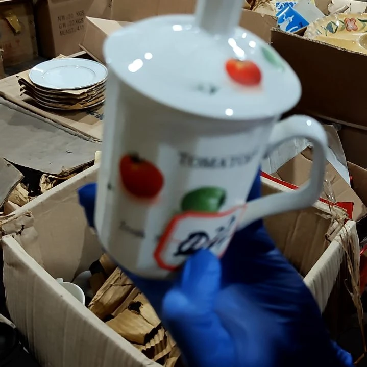 瓷片盘子碗茶壶啥都有