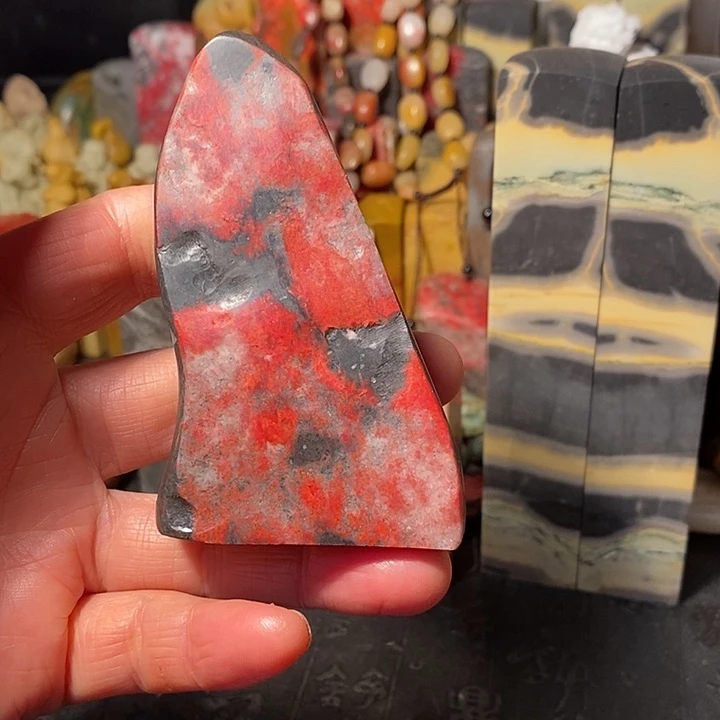 昌化鸡血石小摆件