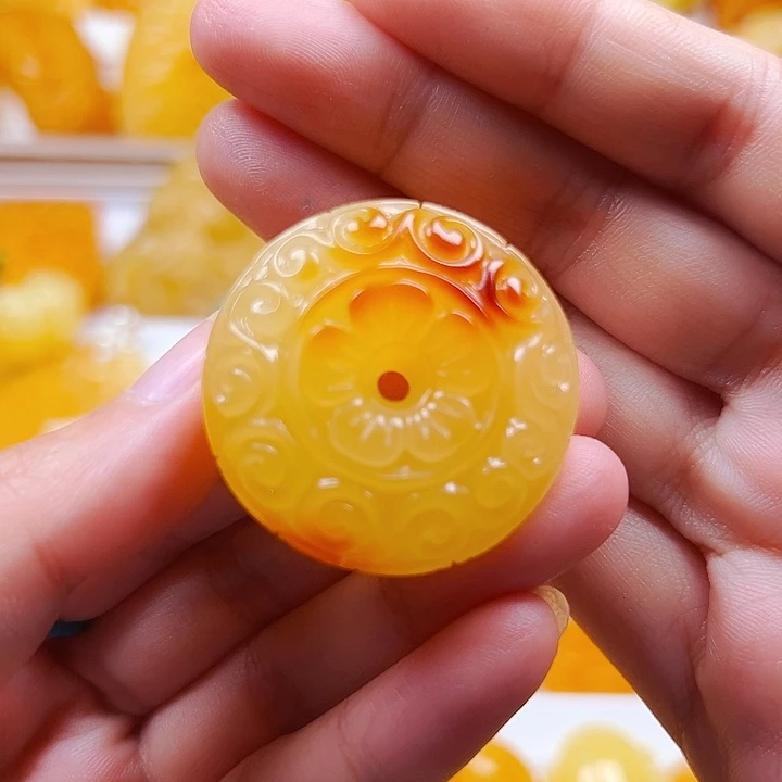 蜜蜡未镶嵌颈饰平安扣