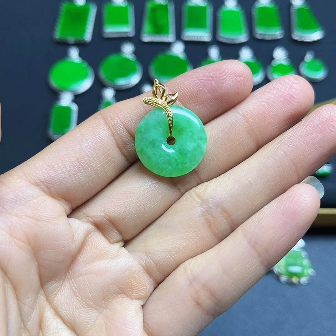 翡翠18K金镶嵌颈饰