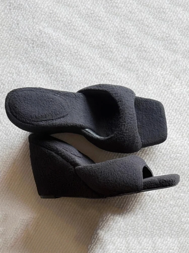 时尚圆嘟嘟一字带坡跟高跟鞋女小众时尚百搭面包毛绒绒方头凉拖鞋