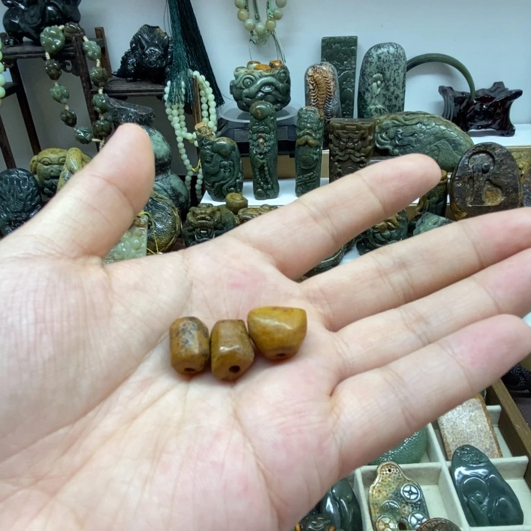 未镶嵌岫岩河磨玉（透闪石质玉）把件