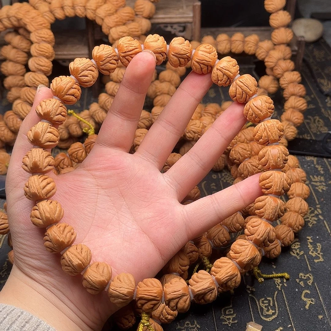 桃核吊坠桃和手持