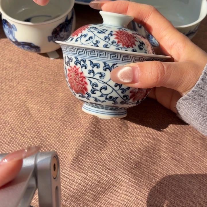 微瑕不退换手绘釉里红盖碗