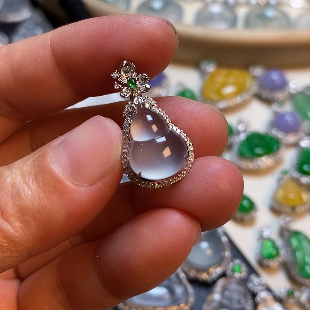 柔***争翡翠18K金镶嵌颈饰葫芦