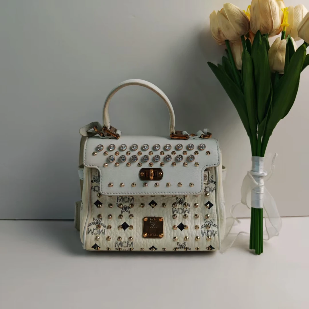 95新 MCM 白色铆钉小邮差C1933