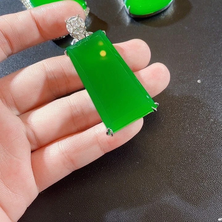 只买单纯的吊坠，没带链子，属的性质。无