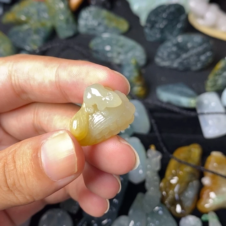 芹***菜颈饰未镶嵌翡翠翡翠